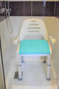 Gîte de la Coulonnerie - Kit Handicap - Chaise de douche - Hauteur 500px 2